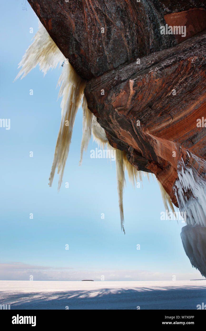 Jagged Glaçons pendant de hautes falaise de grès, Îles Apostle National Lakeshore, lac Supérieur, Squaw Bay (Wisconsin), février 2014. Banque D'Images