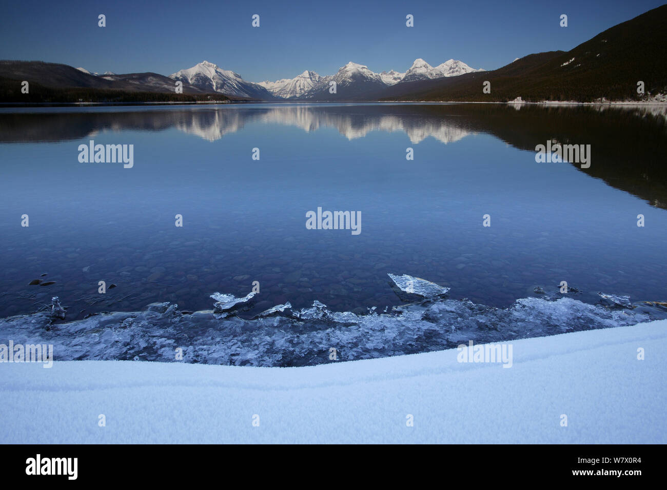 Lake McDonald en hiver, pics enneigés au loin. Le parc national des glaciers, montagnes Rocheuses, Montana, février 2008. Banque D'Images
