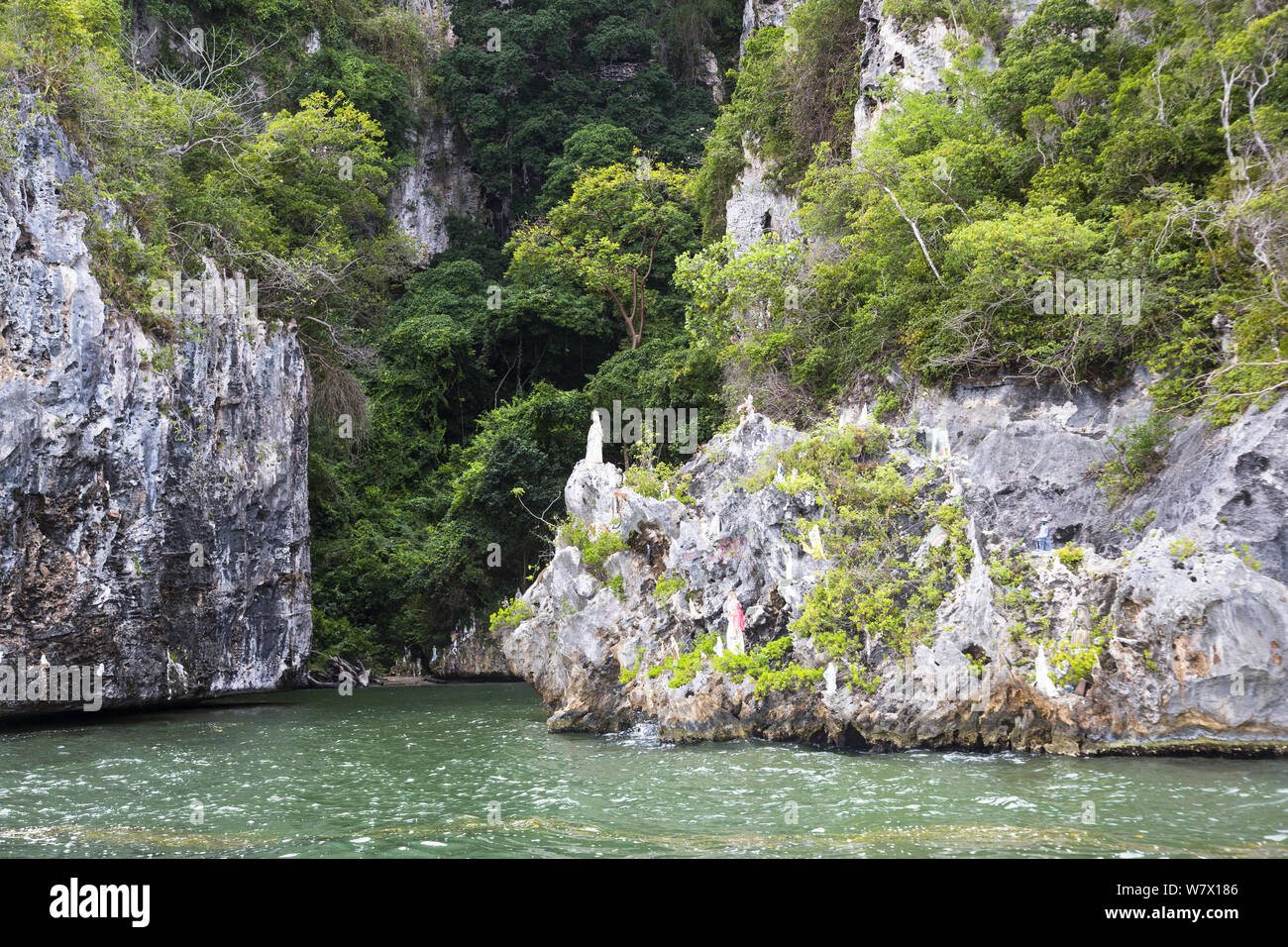 Grotte de la Vierge Marie avec des statues de la Vierge Marie sur les corniches, Parc National de Morocoy, Golfe de Cuare, Chichiriviche, côte des Caraïbes, Venezuela, février 2014. Banque D'Images