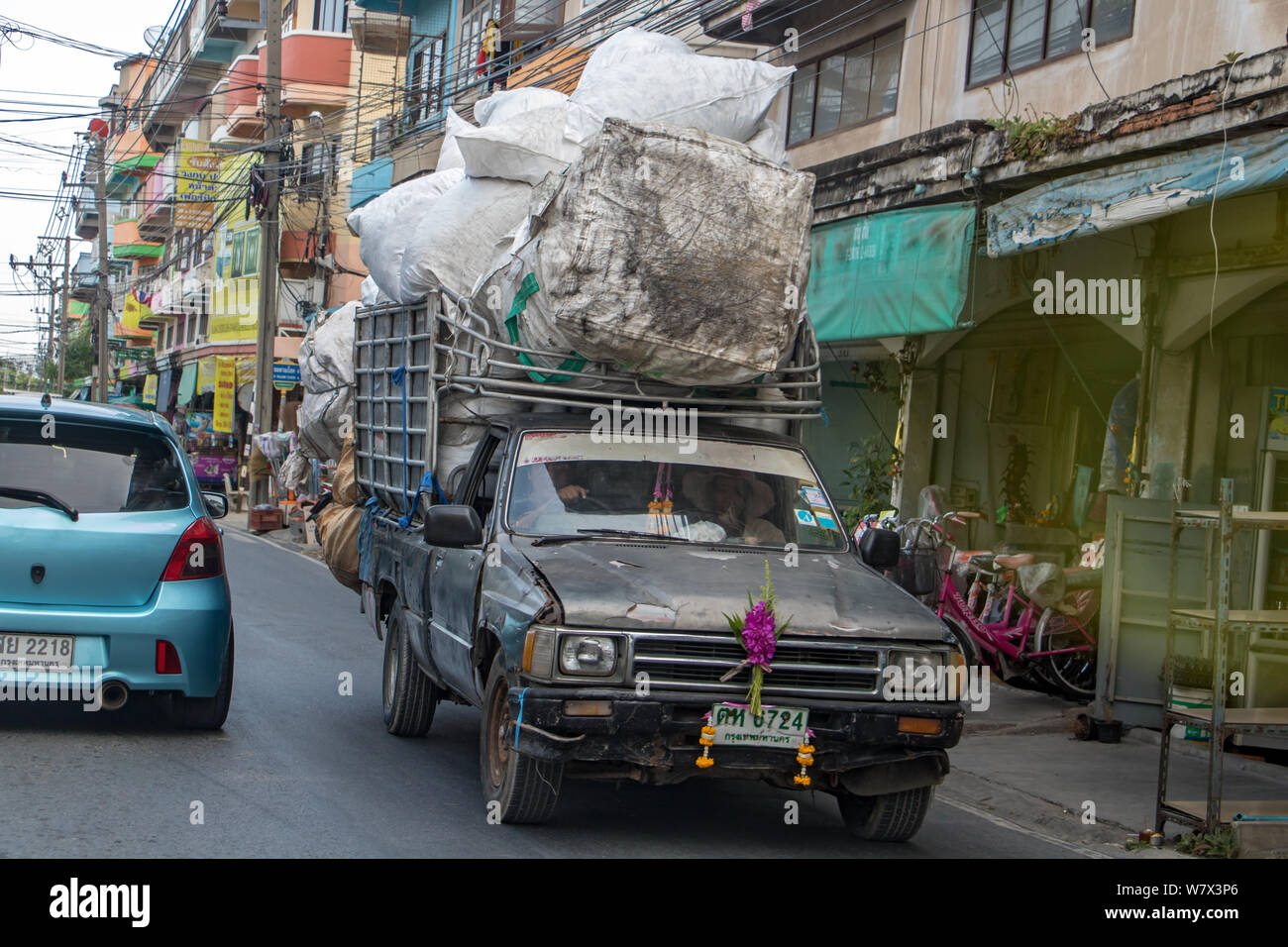 SAMUT PRAKAN, THAÏLANDE, Apr 27 2019, dispositif porte un grand nombre de sacs pleins. Le transport de marchandises à partir de la voiture sur le marché rue ville. Banque D'Images