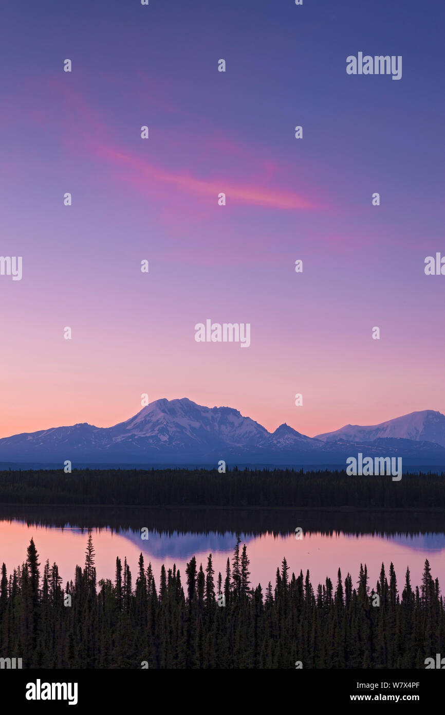 Wrangell - St. Elias National Park, vue de Willow Lake avec la réflexion du Mont Tambour (3.661m) au coucher du soleil, l'Alaska, USA. Juin 2013. Banque D'Images