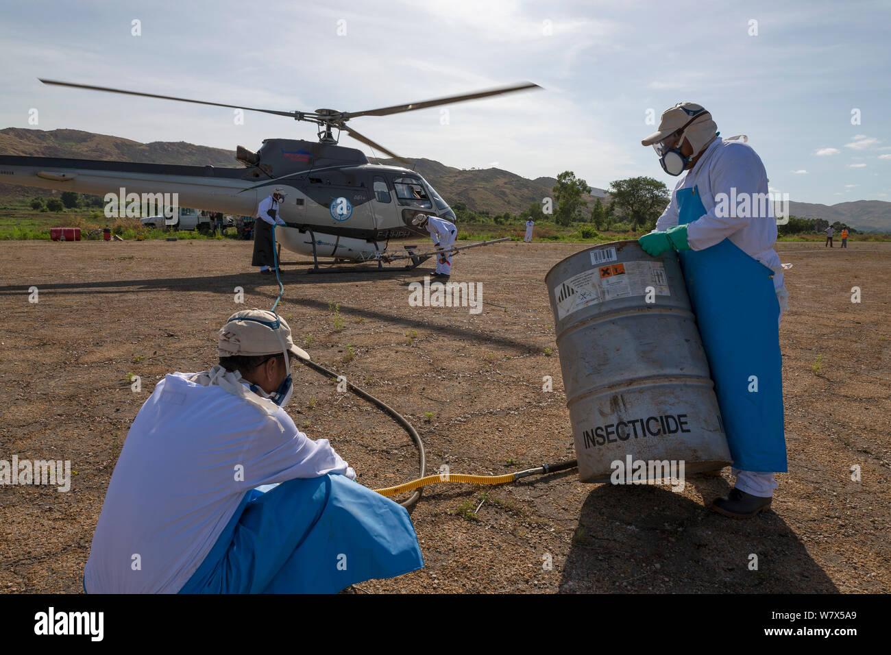 Hélicoptère est chargé avec des insecticides pour l'alimentation et l'agriculture (FAO) l'opération de lutte contre le criquet pèlerin. L'aéroport de Miandrivazo, Madagascar, décembre 2013. Banque D'Images