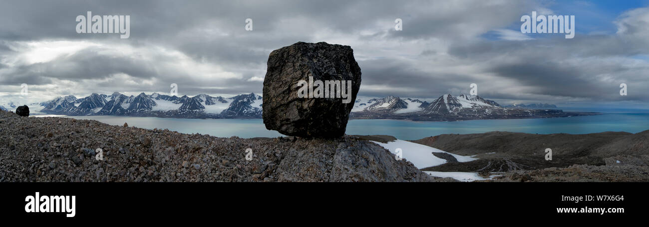 Grande descente glaciaire pierre en paysage, Kongsfjorden, Svalbard, Norvège. Juillet 2011. Banque D'Images