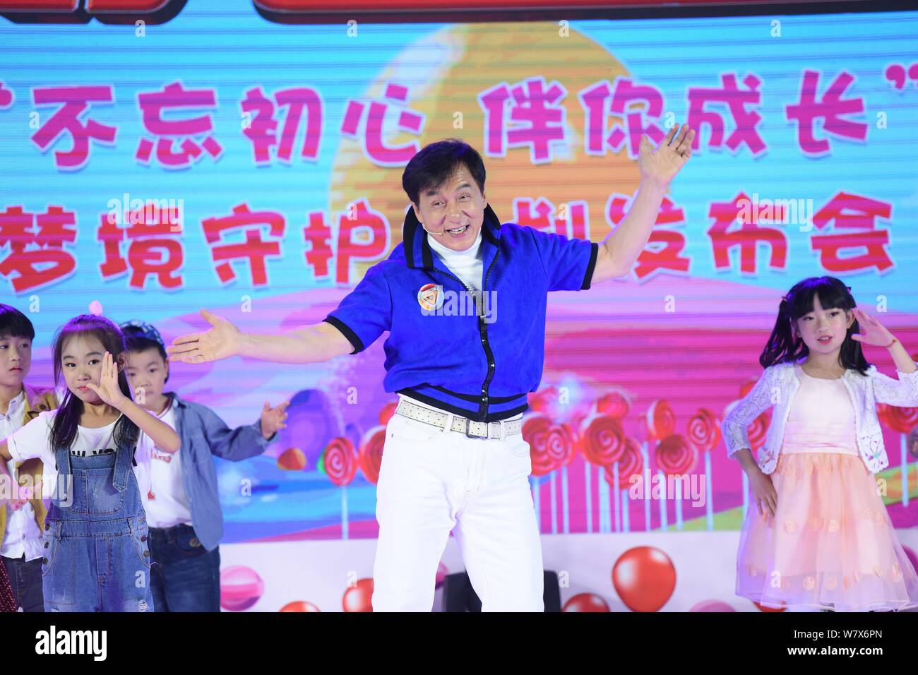 Kungfu Hong Kong star Jackie Chan, Centre, assiste à une conférence de presse pour la nouvelle série télévisée animée à Beijing, Chine, 13 avril 2017. Banque D'Images