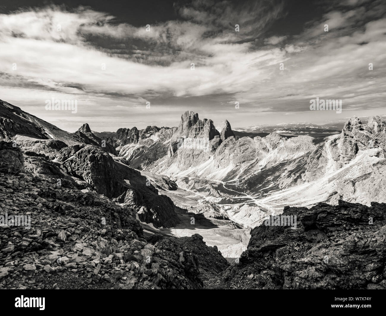 Paysage de montagnes escarpées en monochrome des principaux sommets de l'ensemble de montagnes Rosengarten dans les Dolomites italiennes de l'Alto Adige. Banque D'Images