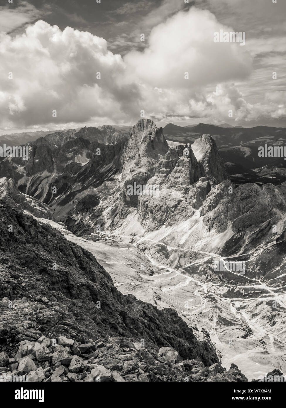 Paysage de montagnes escarpées en monochrome des principaux sommets de l'ensemble de montagnes Rosengarten dans les Dolomites italiennes de l'Alto Adige. Banque D'Images