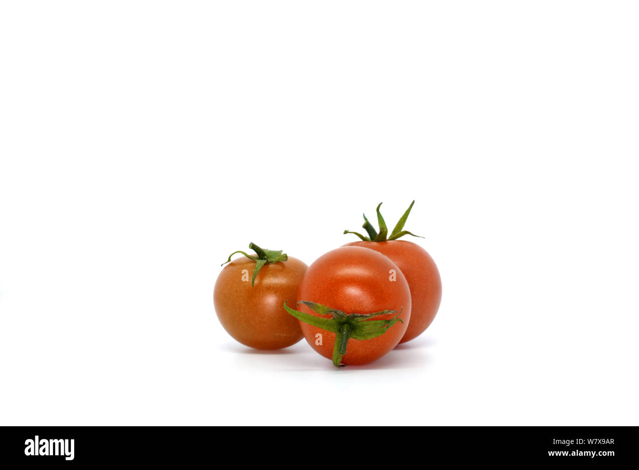 Tomates cerise isolé sur fond blanc Banque D'Images