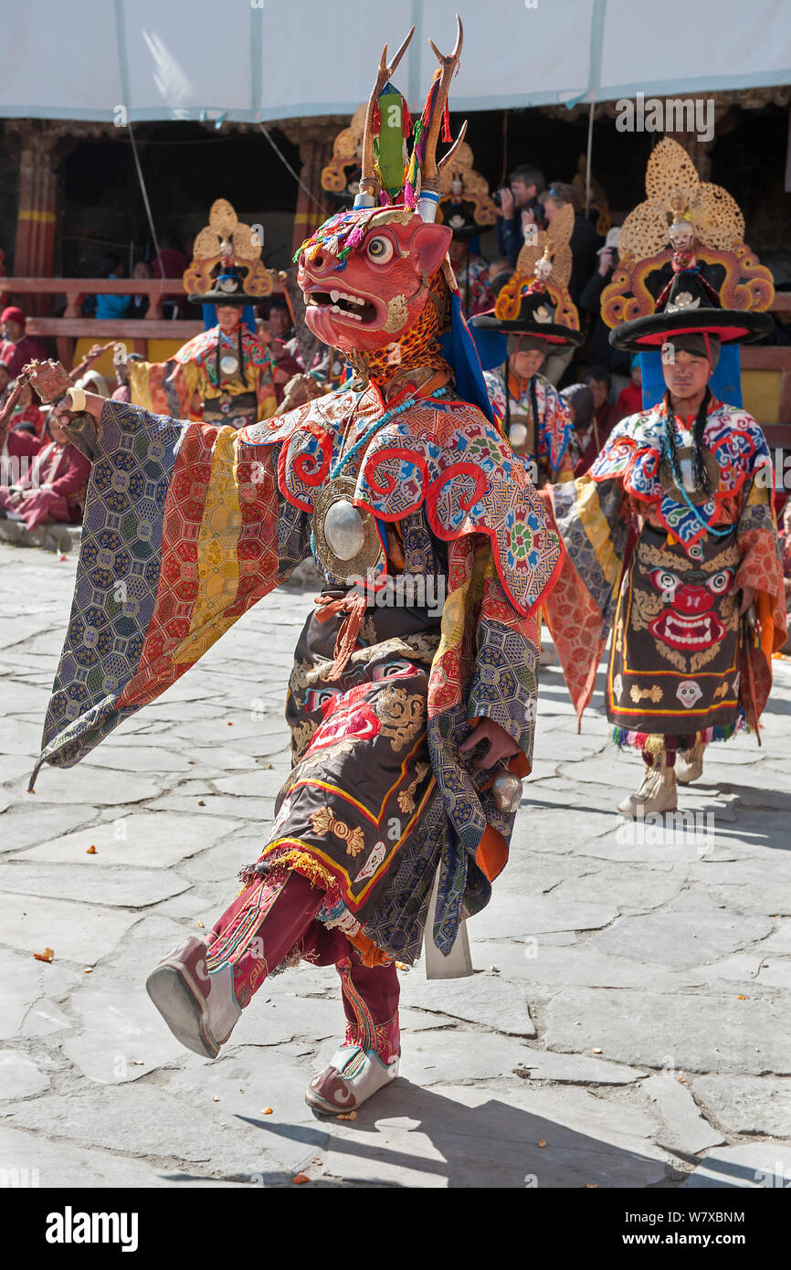 Janakcham (danse monastique). Cette danse a été effectuée dès le début de l'ère bouddhiste afin de servir l'humanité et pour rétablir la paix dans le royaume animal. Les danseurs portent des costumes tantrique du Tantrayana selon le bouddhisme. Torgya festival. Galdan Namge Lhatse, Monastère de Tawang, de l'Arunachal Pradesh, Inde. Janvier 2014. Banque D'Images