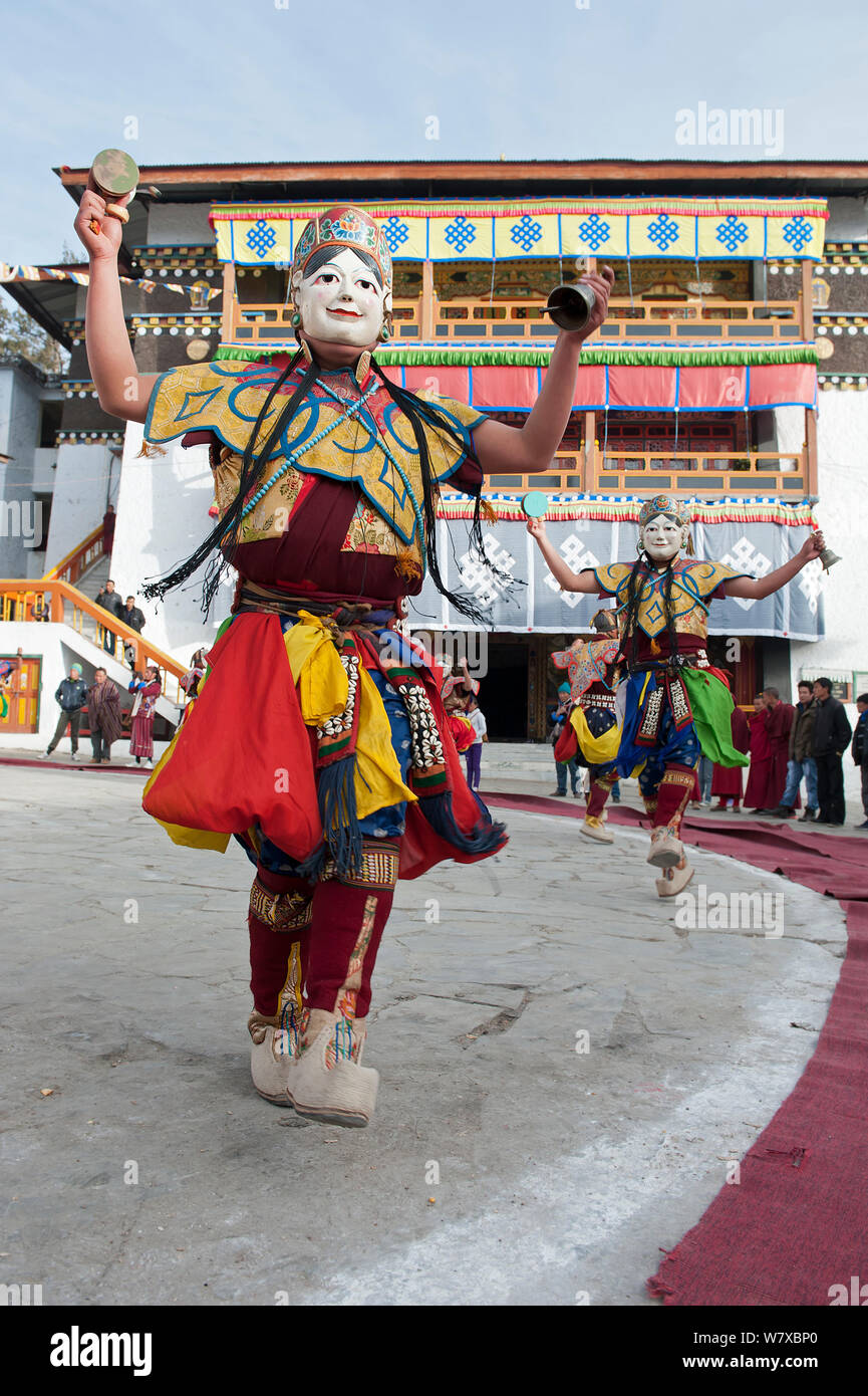 Gonyingcham, une danse exécutée en référence à l'anges célestes mentionnées dans le bouddhisme du Tantrayana. Ces anges représentent les belles filles de différents villages de la région lundi. Torgya festival. Galdan Namge Lhatse, Monastère de Tawang, de l'Arunachal Pradesh, Inde. Janvier 2014. Banque D'Images