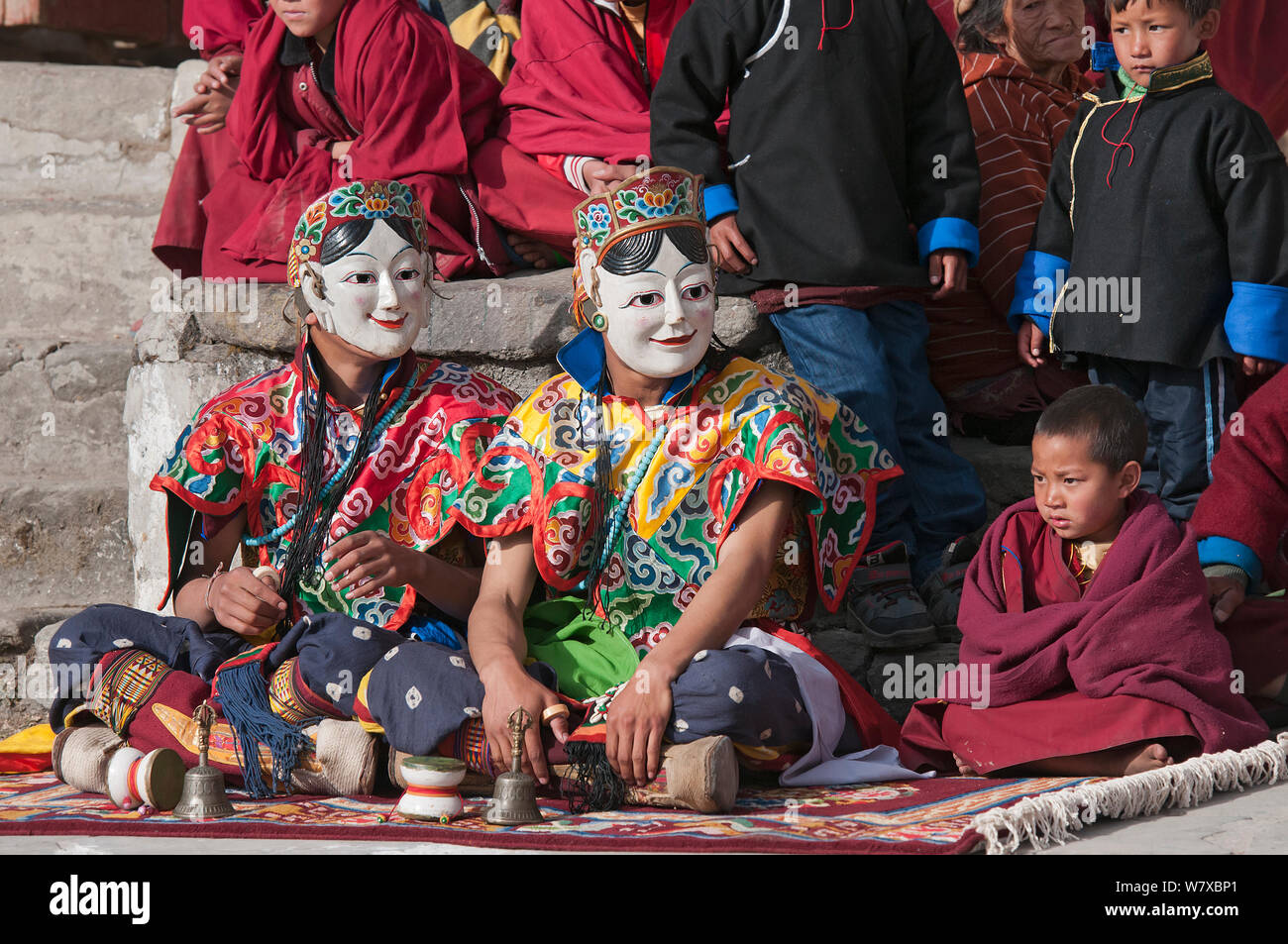 Gonyingcham, une danse exécutée en référence à l'anges célestes mentionnées dans le bouddhisme du Tantrayana. Ces anges représentent les belles filles de différents villages de la région lundi. Torgya festival. Galdan Namge Lhatse, Monastère de Tawang, de l'Arunachal Pradesh, Inde. Janvier 2014. Banque D'Images