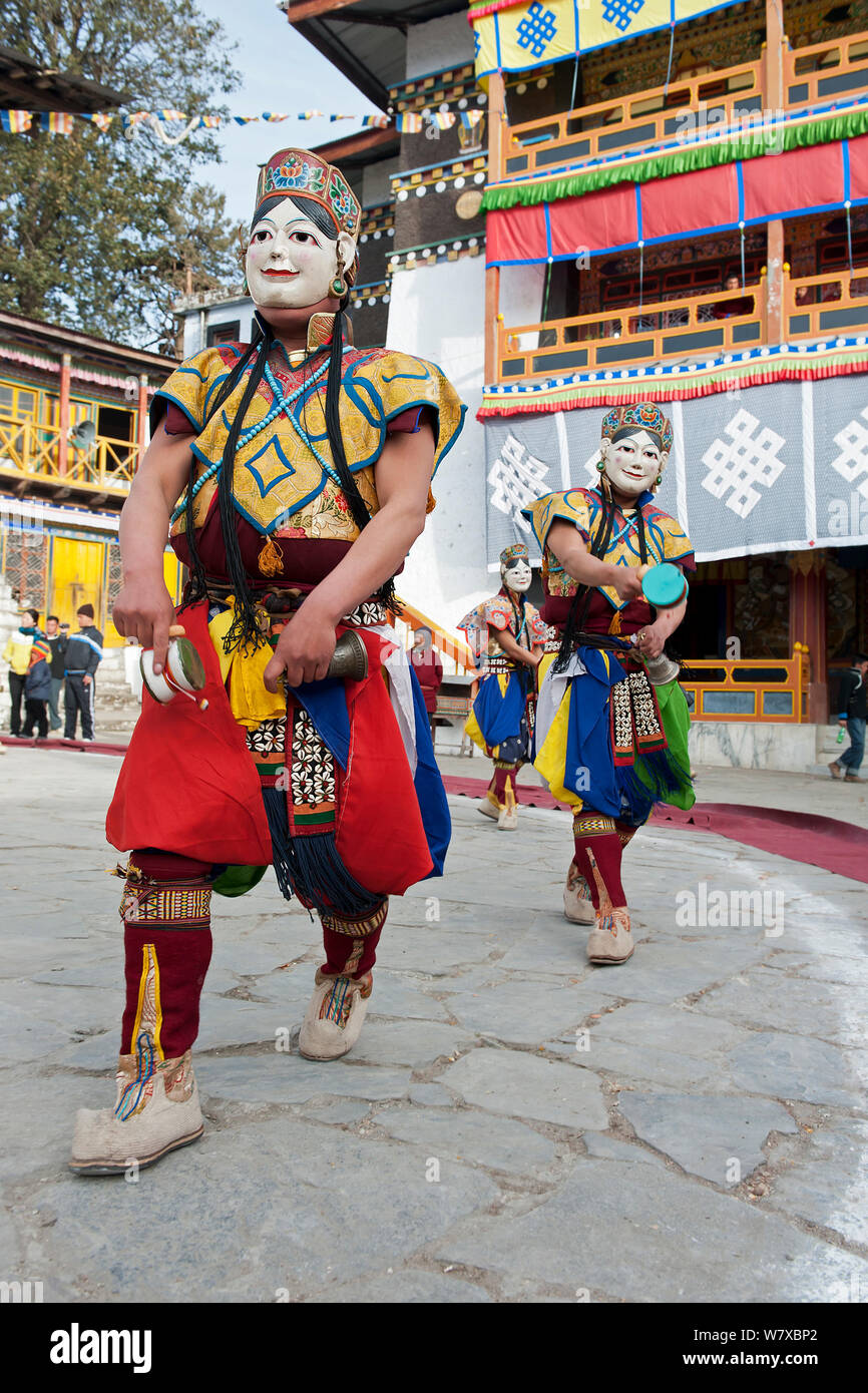 Gonyingcham, une danse exécutée en référence à l'anges célestes mentionnées dans le bouddhisme du Tantrayana. Ces anges représentent les belles filles de différents villages de la région lundi. Torgya festival. Galdan Namge Lhatse, Monastère de Tawang, de l'Arunachal Pradesh, Inde. Janvier 2014. Banque D'Images