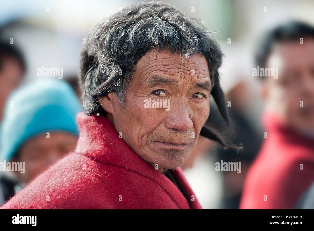 Dans l'homme Mompa robe traditionnelle de la tribu (tête typique robe faite de poil de yack) lors de Torgya festival. Galdan Namge Lhatse, Monastère de Tawang, de l'Arunachal Pradesh, Inde. Janvier 2014. Banque D'Images