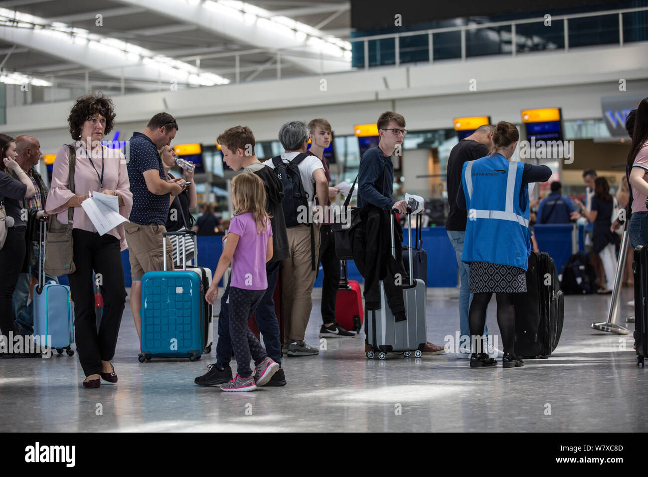 Le Terminal 5 de Heathrow British Airways passagers confrontés à de longs retards de vol ou d'annulation en raison de problèmes techniques, London, England, UK Banque D'Images