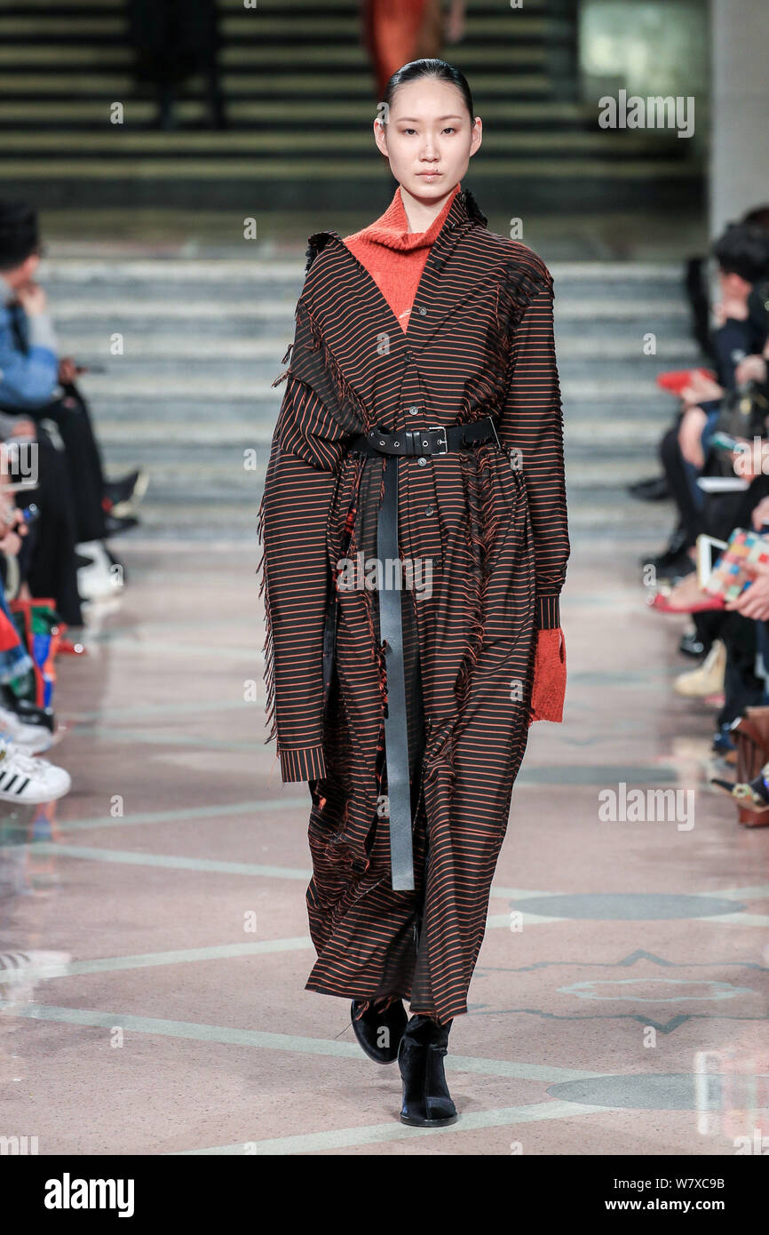 Un modèle affiche une nouvelle création du fashion show de DAMIR DOMA au cours de la Shanghai Fashion Week Automne/Hiver 2017 à Shanghai, Chine, le 11 avril 2017. Banque D'Images