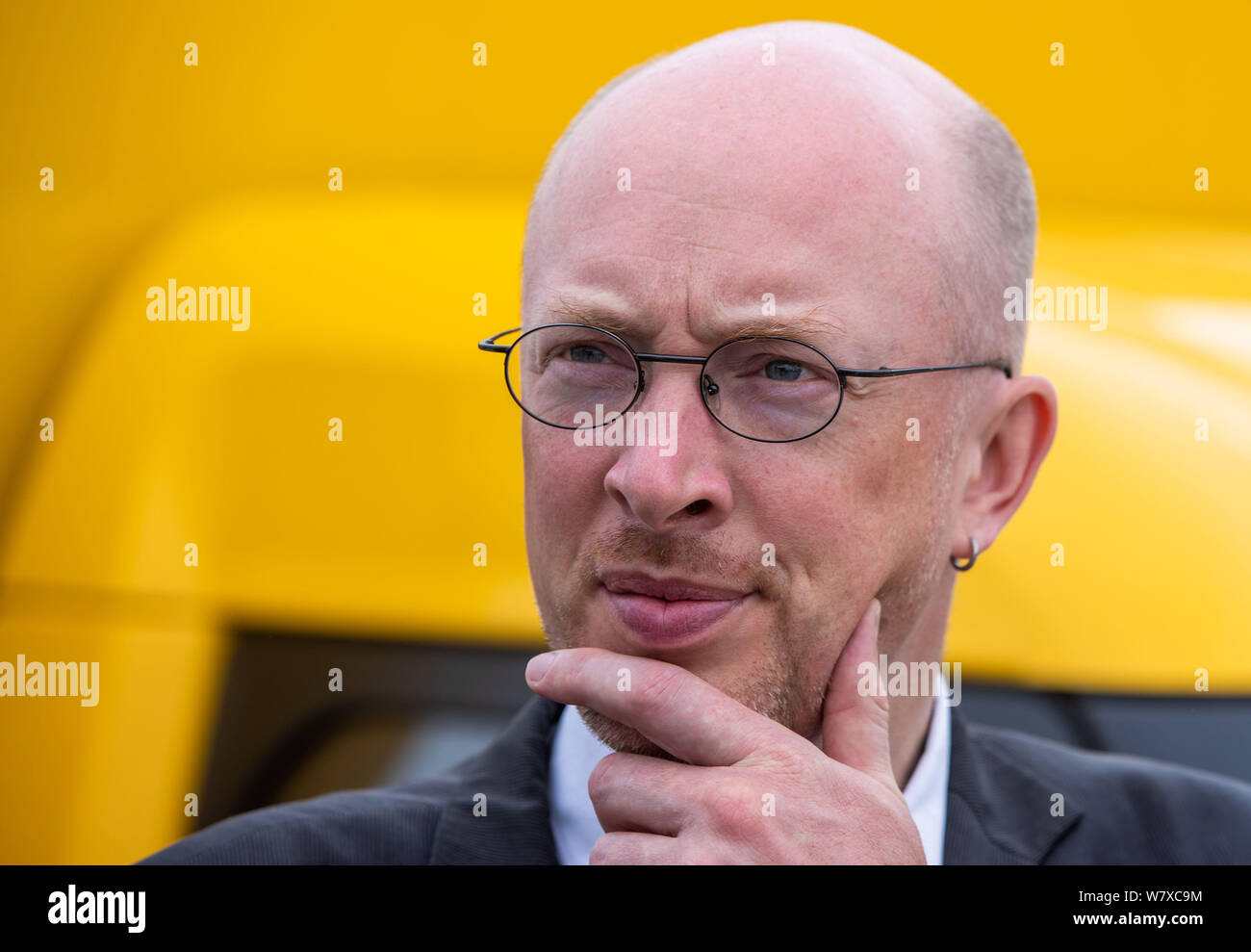 Wittenburg, Allemagne. 07Th Aug 2019. Christian Pegel (SPD), l'énergie et le ministre des Transports, de Mecklembourg-Poméranie occidentale, est debout devant un 'street', un entraînement électrique van pour la Deutsche Post la livraison de colis personnel. Pegel peuvent en savoir plus sur l'utilisation de l'électromobilité au Deutsche Post DHL. Credit : Jens Büttner/dpa-Zentralbild/ZB/dpa/Alamy Live News Banque D'Images