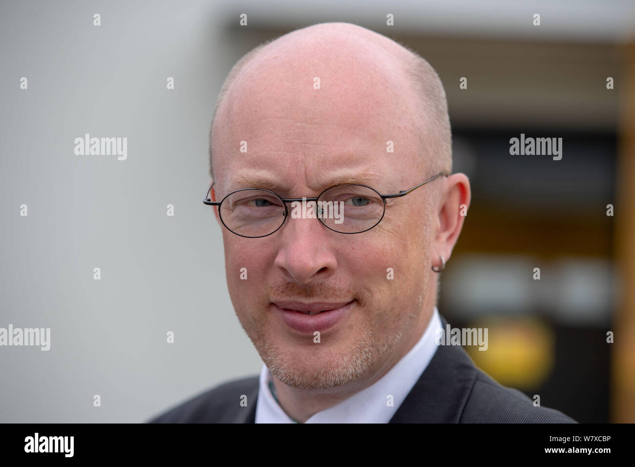 Wittenburg, Allemagne. 07Th Aug 2019. Christian Pegel (SPD), l'énergie et le ministre des Transports, de Mecklembourg-Poméranie occidentale, est debout devant un 'street', un entraînement électrique van pour la Deutsche Post la livraison de colis personnel. Pegel peuvent en savoir plus sur l'utilisation de l'électromobilité au Deutsche Post DHL. Credit : Jens Büttner/dpa-Zentralbild/ZB/dpa/Alamy Live News Banque D'Images