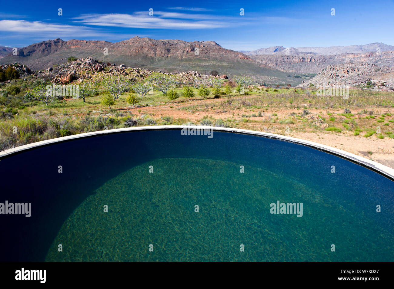 Un barrage ferme rempli d'eau douce. La Twee rivière traverse cette zone, accueil à la critique d'extinction Twee River Red fin (Barbus erubescens). Koue Bokkeveld Cedarberg / région. Western Cape, Afrique du Sud. Banque D'Images