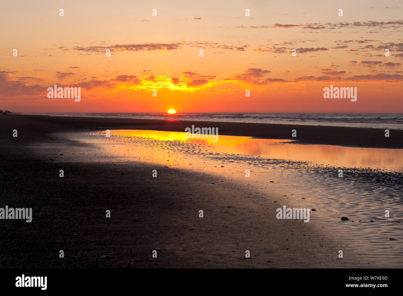 Lever de soleil à Folly Island le long de la côte Atlantique au sud de Charleston, Caroline du Sud, USA. Banque D'Images