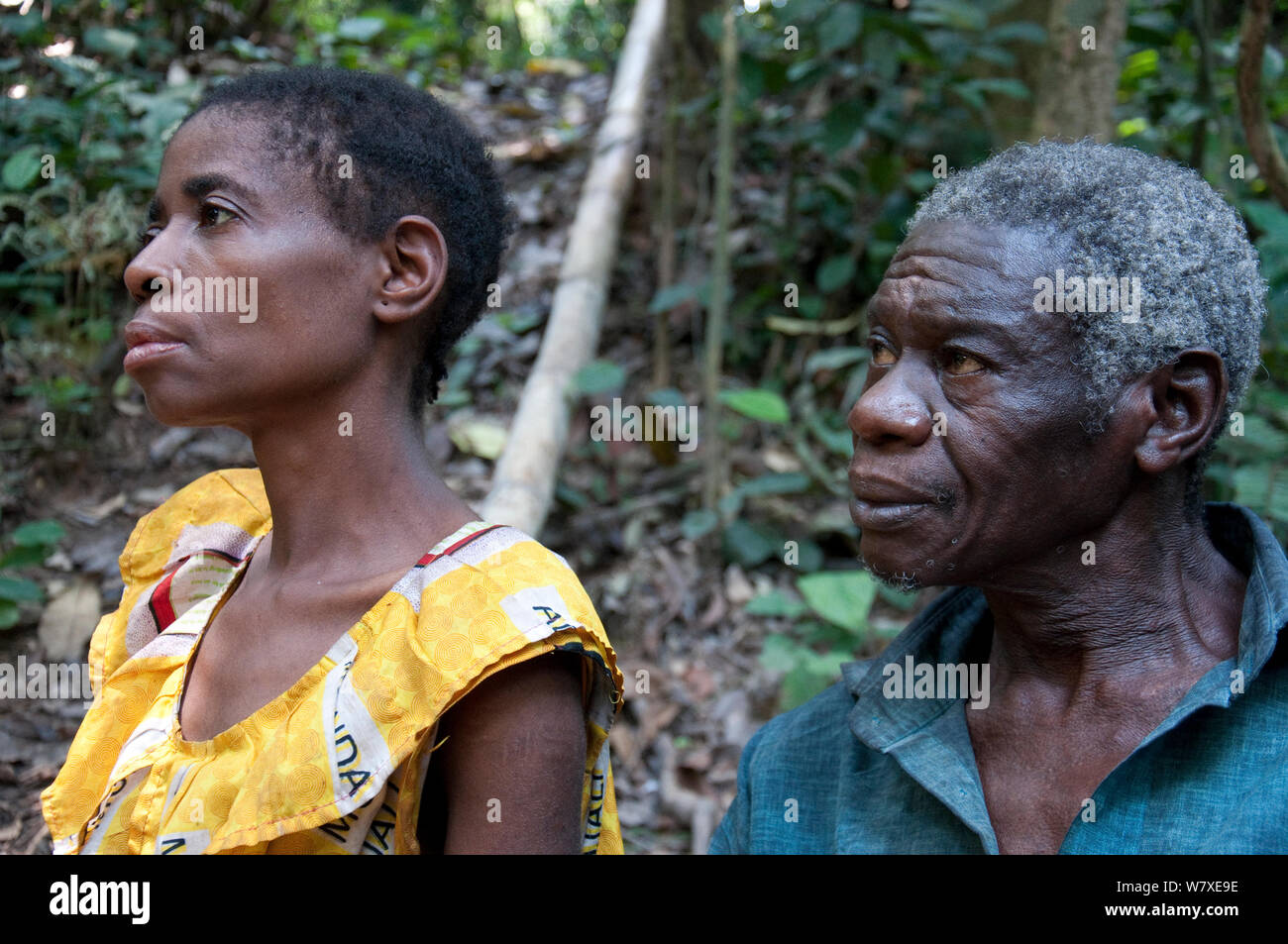 Mongo femme et homme âgé, Bomili, forêt d'Ituri, décembre 2011. Banque D'Images