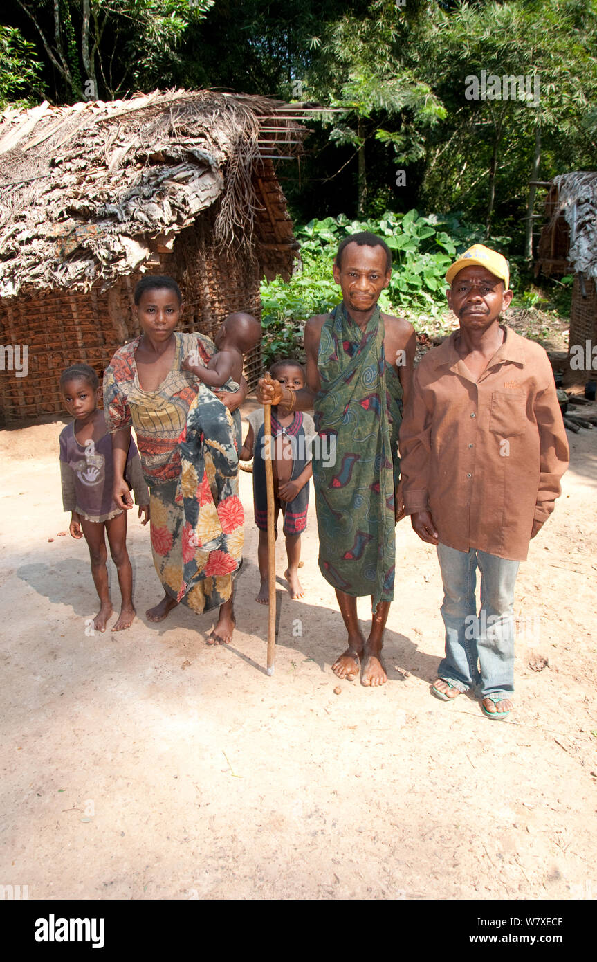 Pygmées Mbuti famille, forêt de l'Ituri, République démocratique du Congo, Afrique, novembre 2011. Banque D'Images