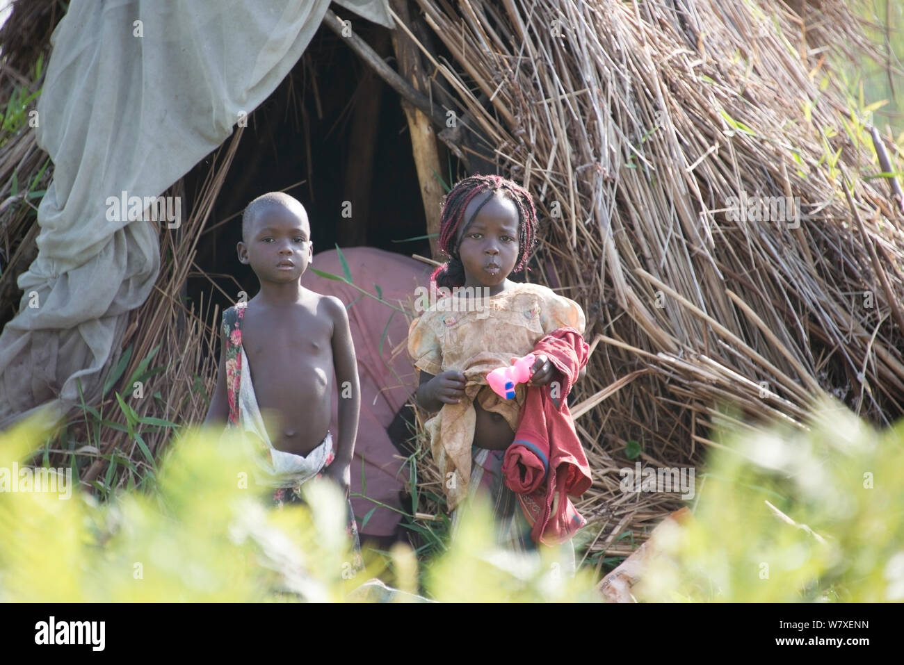 Les enfants à l'extérieur des pêcheurs&# 39;s camp, Lac Victoria, Ouganda, mars 2012. Banque D'Images