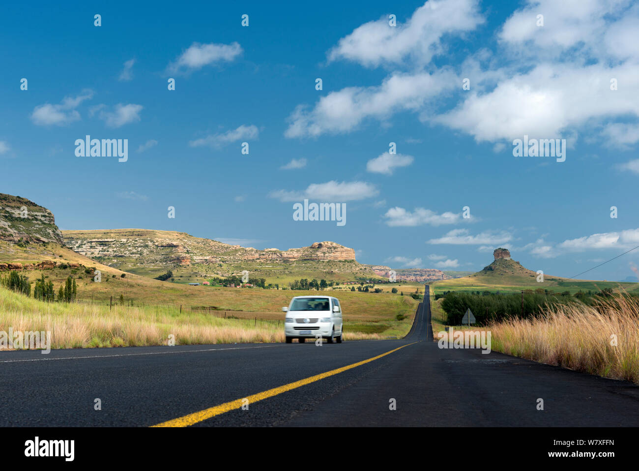 Route de campagne et les montagnes de l'État libre, en Afrique du Sud. Mars 2013. Les non-ex. Banque D'Images