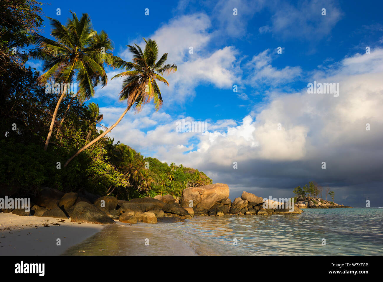 Scène de plage tropicale à la lumière de l'après-midi. Anse Royale, l'île de Mahé, Seychelles. Octobre 2012. Les non-ex. Banque D'Images