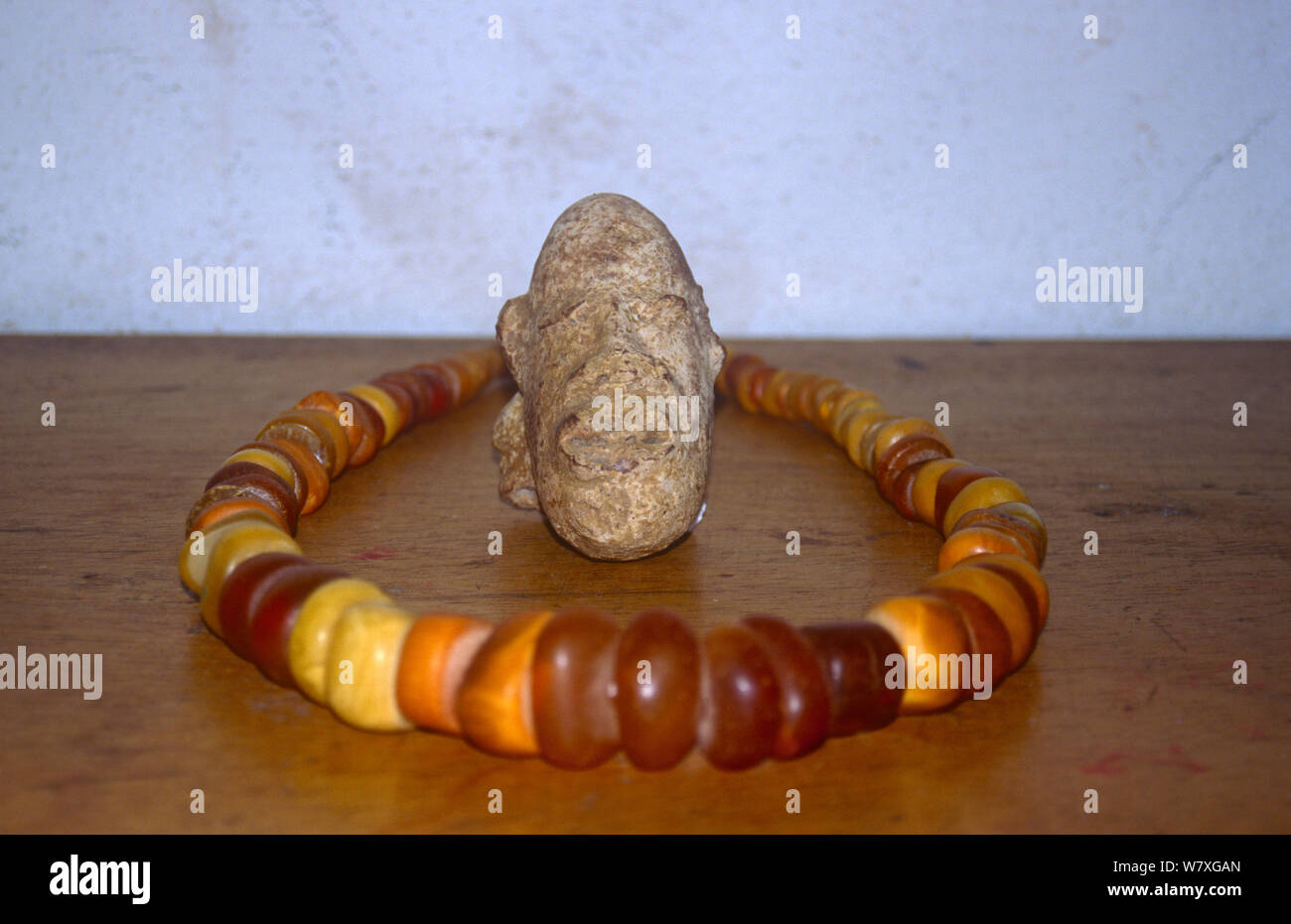 La sculpture en terre cuite ancienne chef Bambara et ambre collier et boucles. Mali, 2005-2006. Banque D'Images