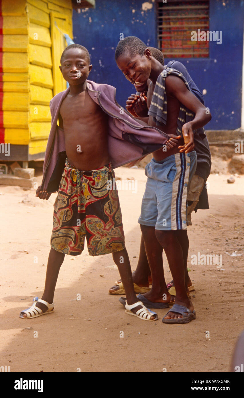 Les jeunes garçons posant sur Sherbro Island. Sierra Leone, 2004-2005. Banque D'Images