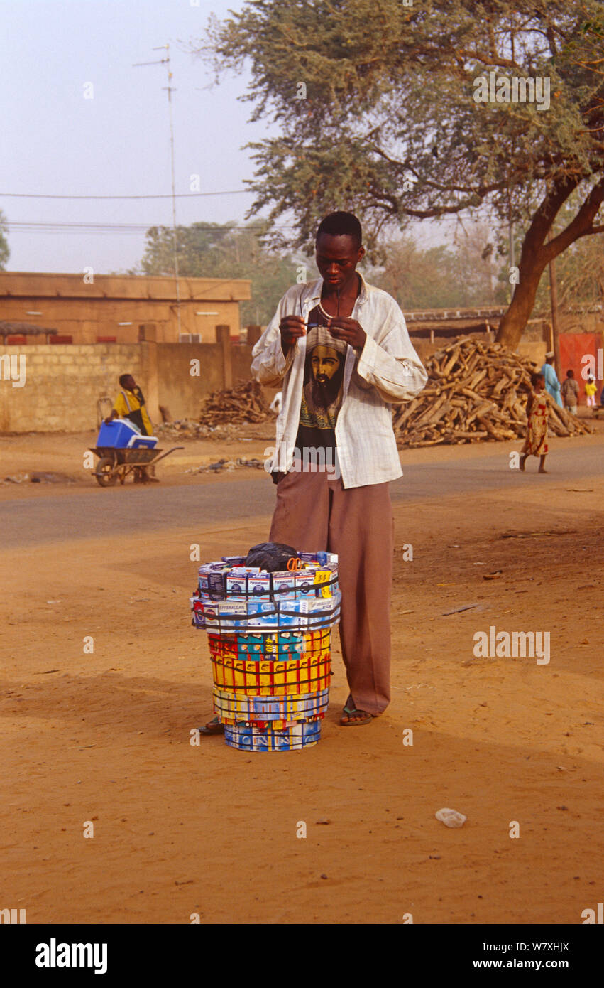 Vendeur de rue à Oussama ben Laden T- shirt, Niger, 2003. Banque D'Images