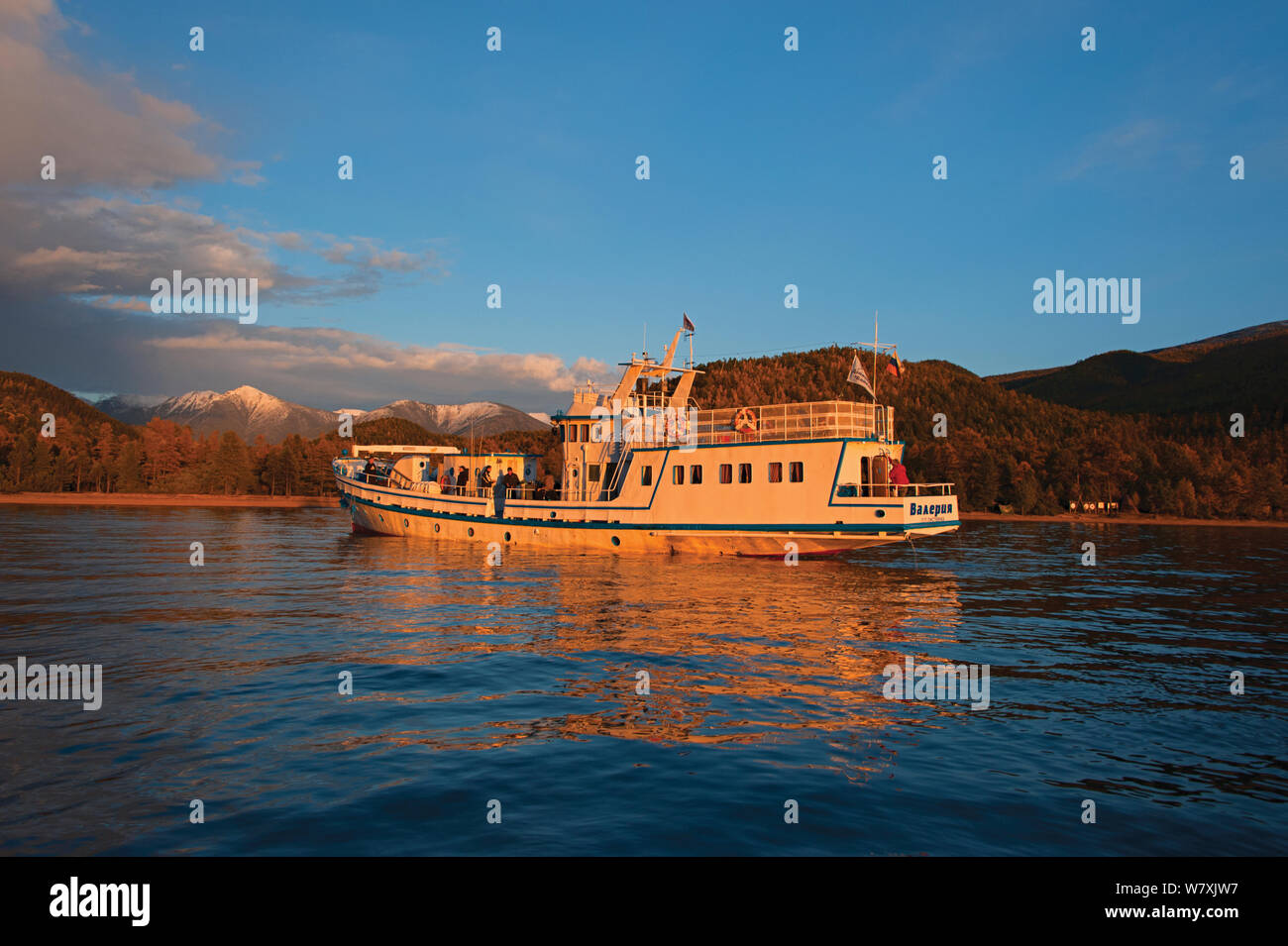 Bateau sur le lac Baïkal, Parc National Zabaikalsky, Sibérie, Russie, septembre 2013. Banque D'Images