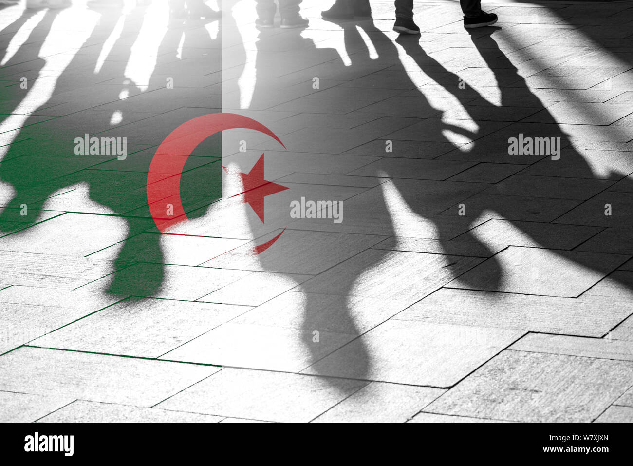 Drapeau de l'Algérie et les ombres de personnes en tant que citoyens du pays, conceptual Image Banque D'Images Drapeau de l'Algérie et les ombres de personnes en tant que citoyens du pays, conceptual Image Banque D'Images