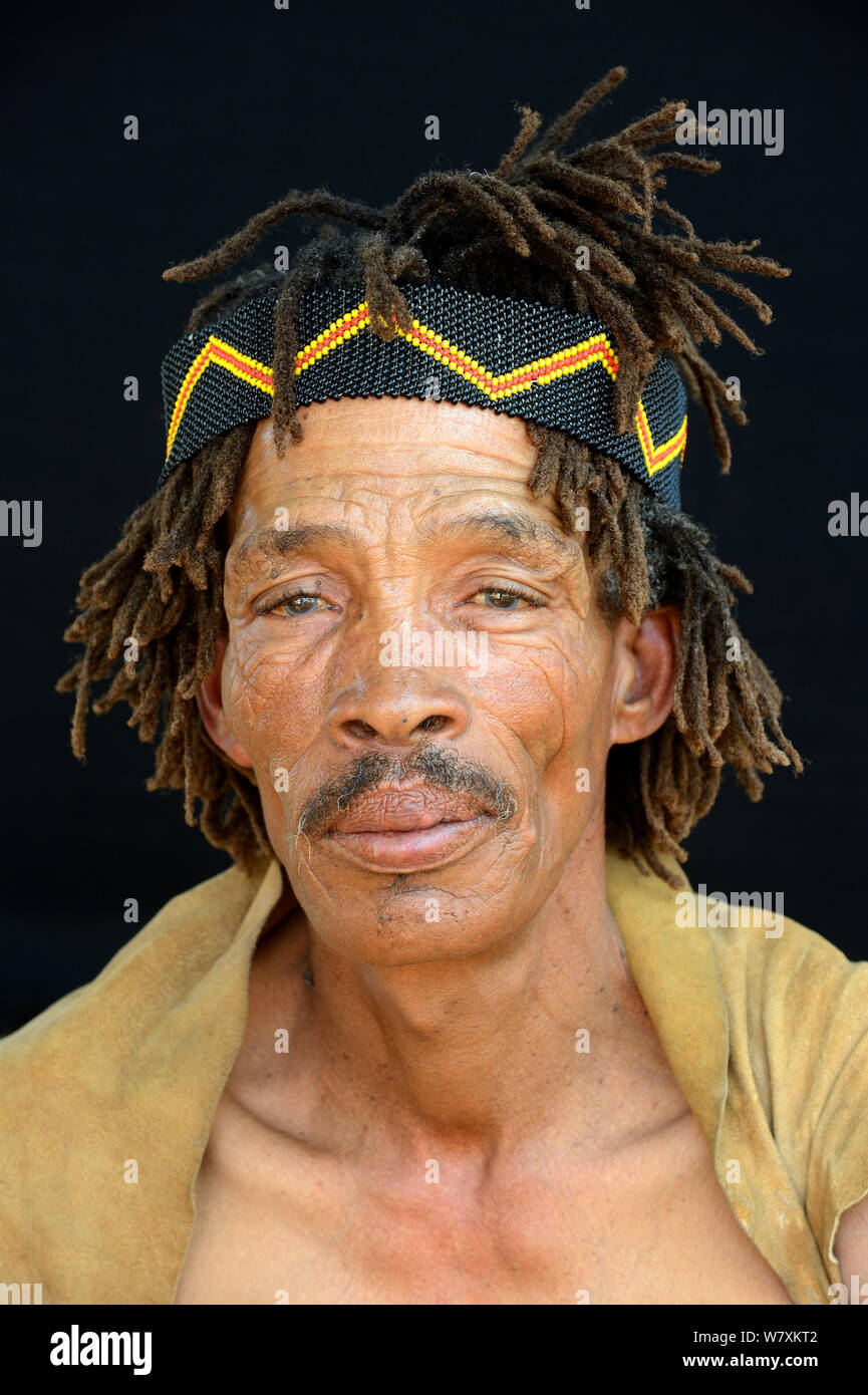 Portrait de Naro San Bushman portant des vêtements traditionnels et bandeau, Kalahari, région de Ghanzi, Botswana, l'Afrique. Octobre 2014. Banque D'Images