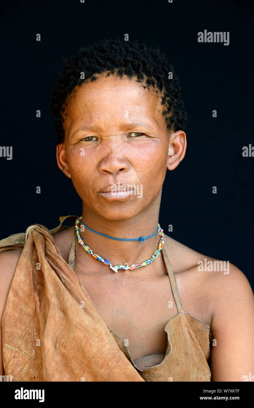 Portrait de Naro San femme portant des vêtements traditionnels, Kalahari, région de Ghanzi, Botswana, l'Afrique. Octobre 2014. Banque D'Images