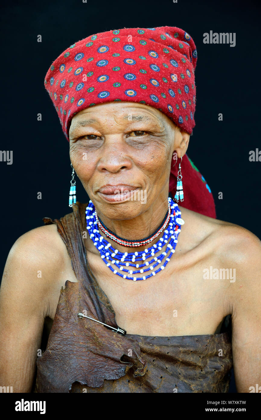 Portrait de Naro San femme portant des vêtements traditionnels et couvre-chef, région du Kalahari, Ghanzi, Botswana, l'Afrique. Octobre 2014. Banque D'Images