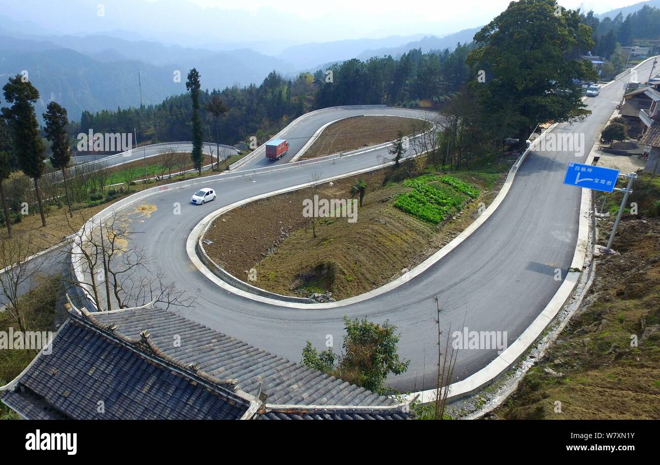 Vue aérienne d'une route sinueuse de montagne avec 10 virages en épingle en Taiyanghe village, Enshi tujia et miao préfecture autonome, le centre de la Chine Hubei du p Banque D'Images