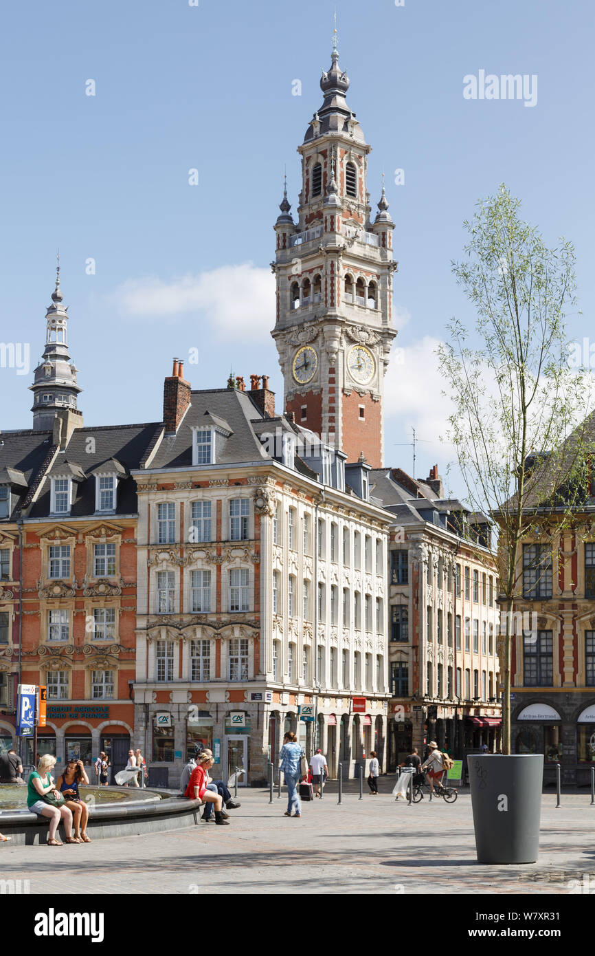 Lille, France - le 20 juillet 2013. Place Charles de Gaulle et la tour de l'horloge au-dessus de la Vieille Bourse de Lille, l'ancien stock exchange dans le quartier historique Banque D'Images