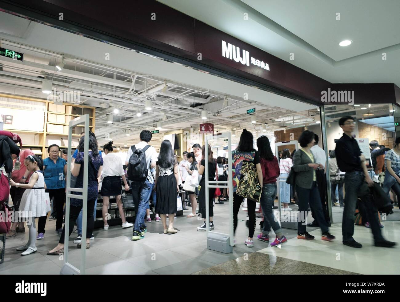 Chinese customers nike store in Banque de photographies et d'images à haute  résolution - Alamy