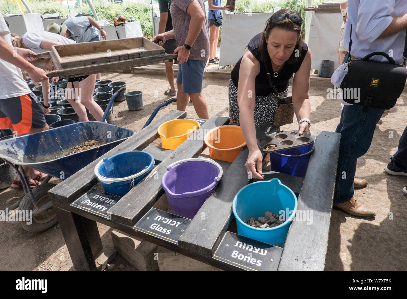 Jérusalem, Israël. 7 Août, 2019. Les visiteurs obtiennent l'expérience de première main à l'Emek Tzurim Mont du Temple Projet tamisage tamisage à travers les débris déterré par le Waqf musulman sur le mont du Temple et d'un dumping dans la vallée du Cédron. Second Temple de nombreux vestiges archéologiques ont été découverts. Les archéologues accusent le Waqf de se livrer à la destruction illégale de vestiges d'édifices juifs et des artefacts dans une tentative délibérée d'effacer liens juif historique au Mont du Temple. Les juifs religieux sont en train d'observer les "Trois Semaines" ou "Ben HaMetzarim', une période de deuil sur la destruction de Banque D'Images