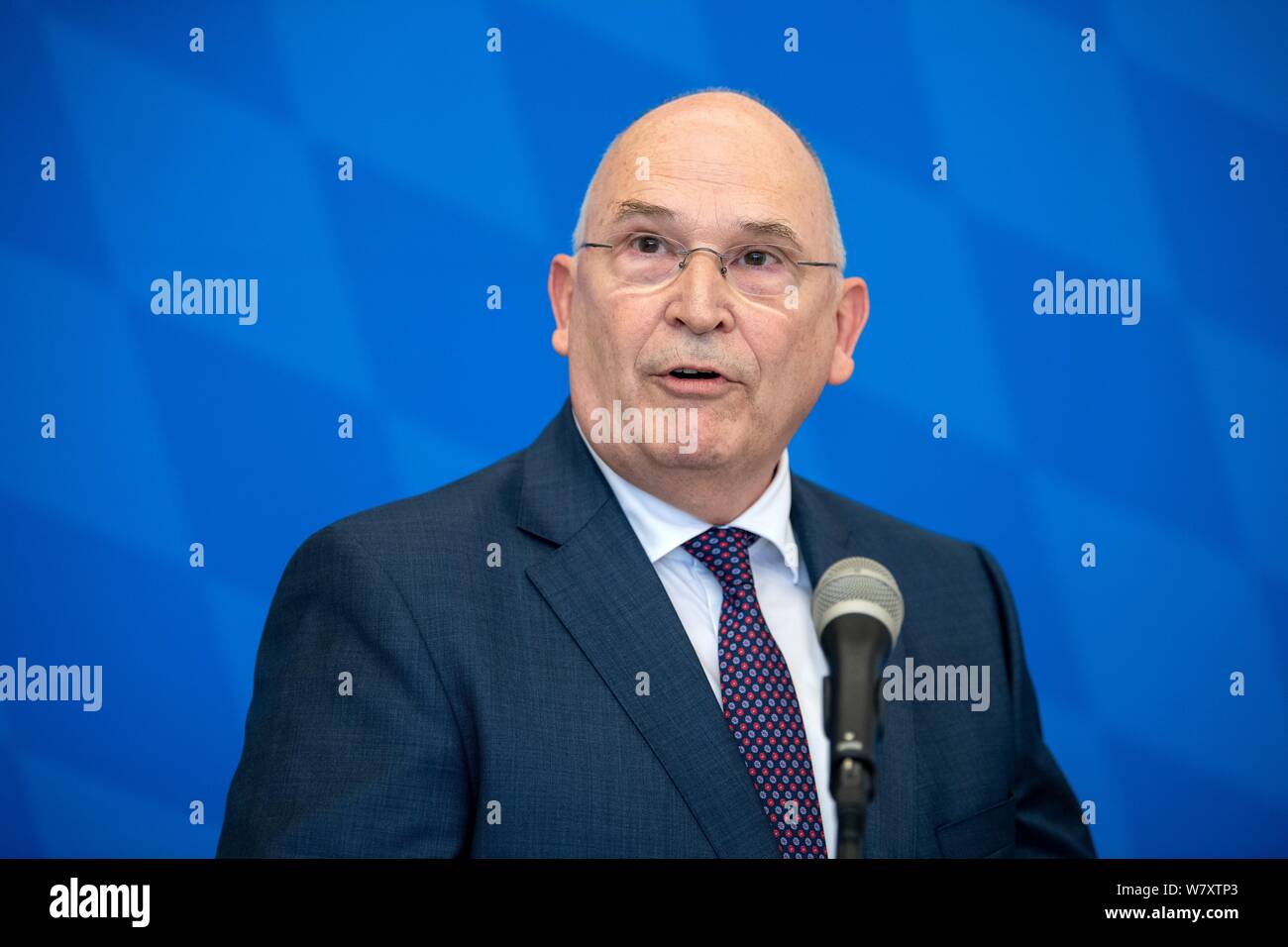Munich, Allemagne. 07Th Aug 2019. Peter Huber, Directeur général de la DRF Luftrettung, prend la parole à une conférence de presse au sujet de l'équilibre de fonctionnement de l'hélicoptères de sauvetage et de soins intensifs. Quelqu'un est grièvement blessé dans un accident ou qui souffre d'une attaque cardiaque - si l'aide rapide de l'air est nécessaire, l'un des hélicoptères de transport intensif ou de sauvetage stationnées en Bavière prend son envol. Le bilan pour 2018 est maintenant disponible. Credit : Sina Schuldt/dpa/Alamy Live News Banque D'Images