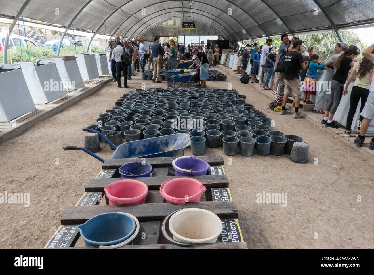 Jérusalem, Israël. 7 Août, 2019. Les visiteurs obtiennent l'expérience de première main à l'Emek Tzurim Mont du Temple Projet tamisage tamisage à travers les débris déterré par le Waqf musulman sur le mont du Temple et d'un dumping dans la vallée du Cédron. Second Temple de nombreux vestiges archéologiques ont été découverts. Les archéologues accusent le Waqf de se livrer à la destruction illégale de vestiges d'édifices juifs et des artefacts dans une tentative délibérée d'effacer liens juif historique au Mont du Temple. Les juifs religieux sont en train d'observer les "Trois Semaines" ou "Ben HaMetzarim', une période de deuil sur la destruction de Banque D'Images