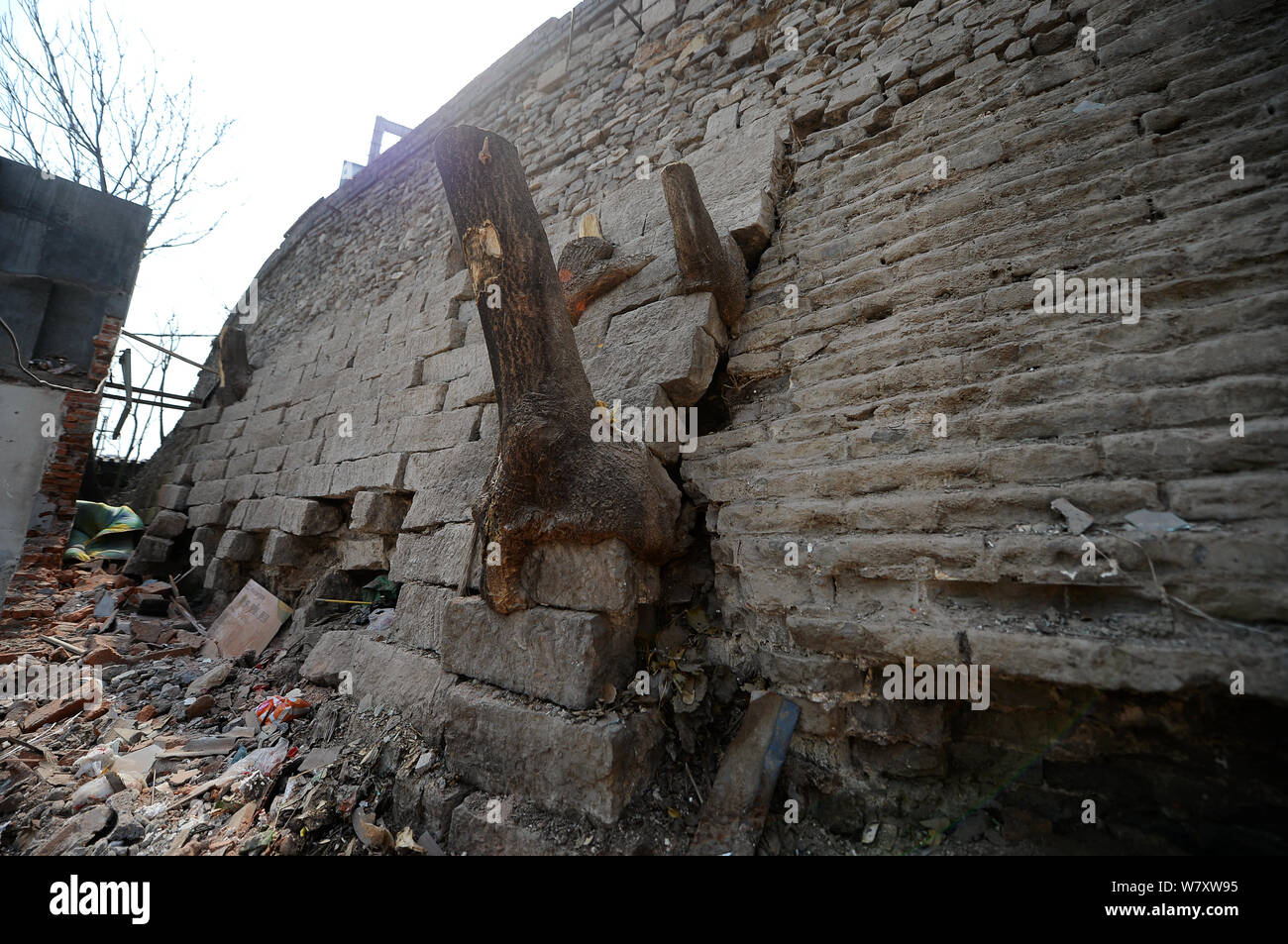 Vue sur les vestiges d'un vieux mur de la ville datant de la dynastie Ming (1368-1644) réapparaissant après bâtiments non autorisé en face d'elle étaient destrée Banque D'Images