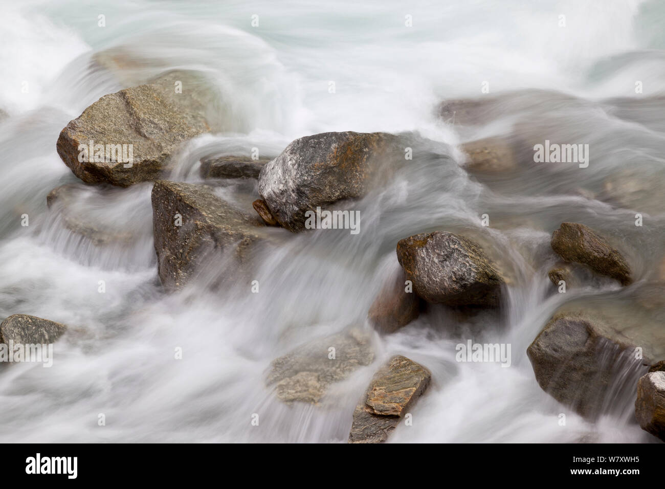 Rivière qui coule sur les rochers de granit, Valsavarenche, Alpes italiennes, l'Italie, juillet. Banque D'Images