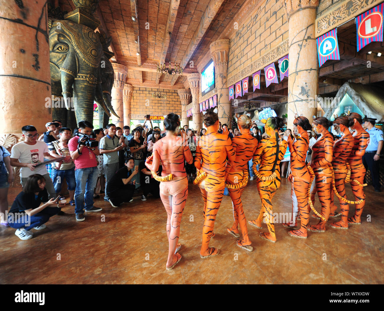 Les modèles chinois avec tiger peintures corporelles posent à Sanya Zoo couleur le jour de la femme dans la ville de Sanya, province de Hainan en Chine du Sud, 8 mars 2017. Un groupe Banque D'Images