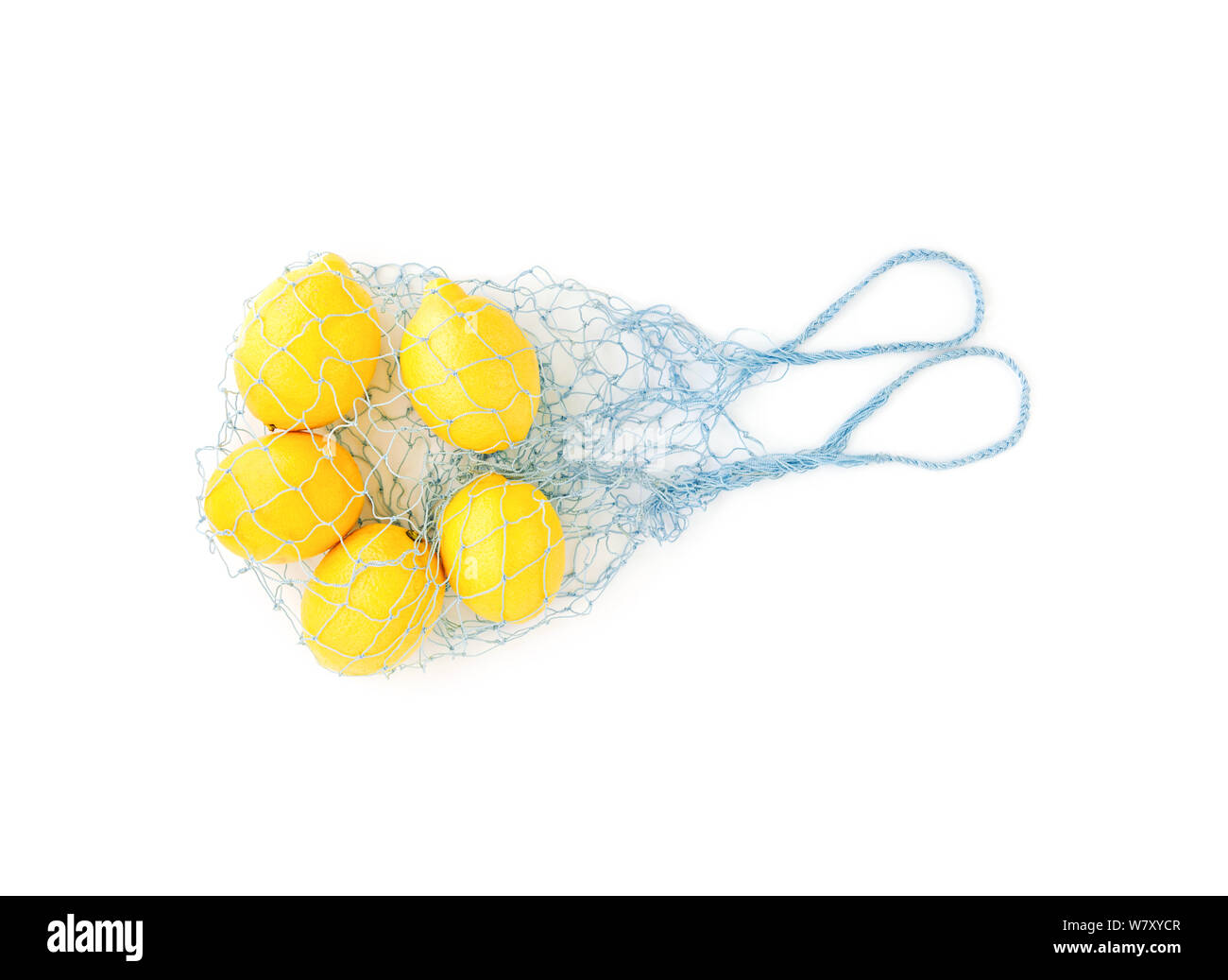 Sac réutilisable de citrons isolé sur fond blanc. Zéro déchet et de plastique shopping concept. Banque D'Images