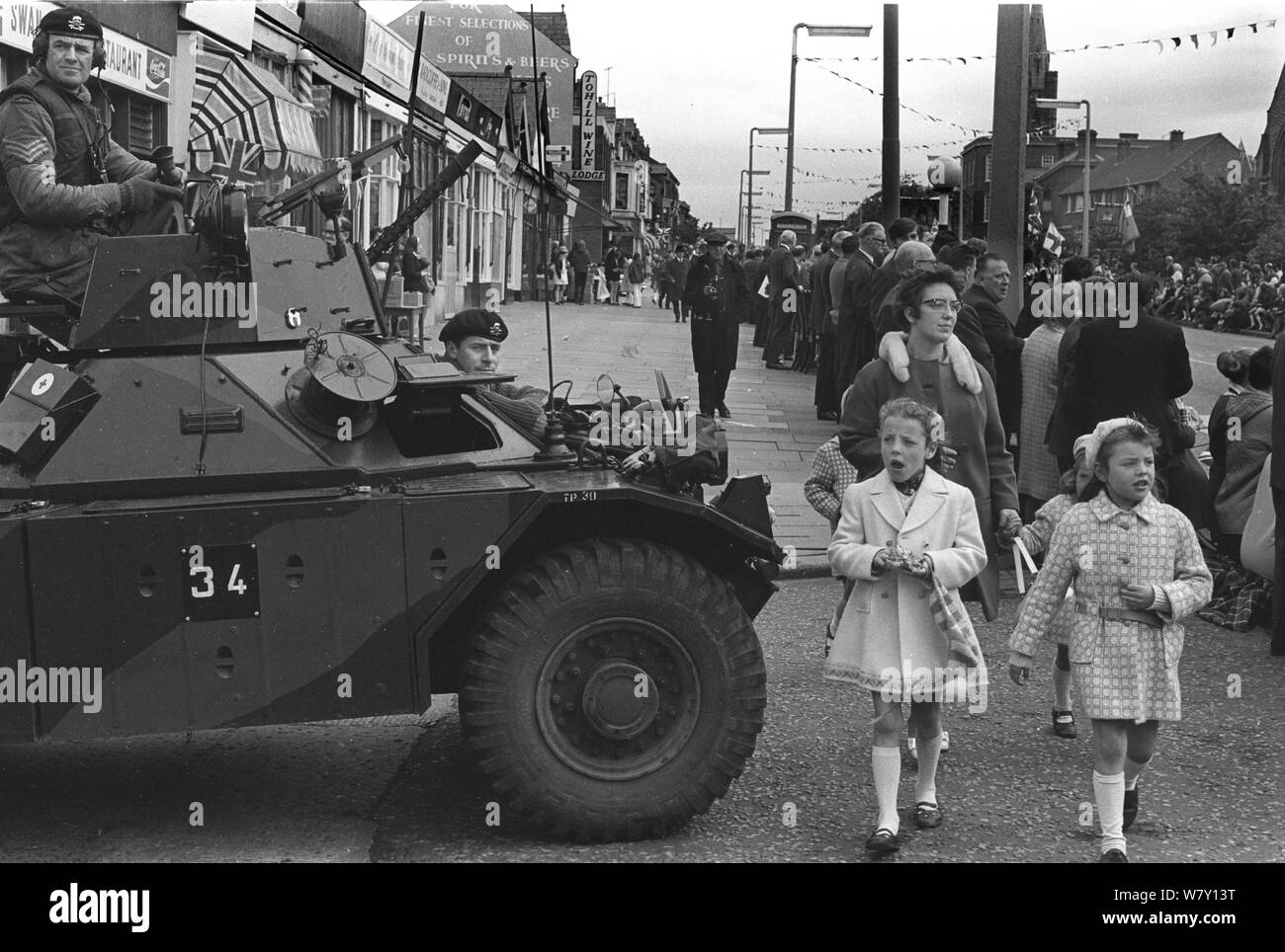 Belfast, Orange Day Parade, l'armée britannique surveille la patrouille en Irlande du Nord le 1970 juillet. Années 1970 Royaume-Uni. HOMER SYKES Banque D'Images