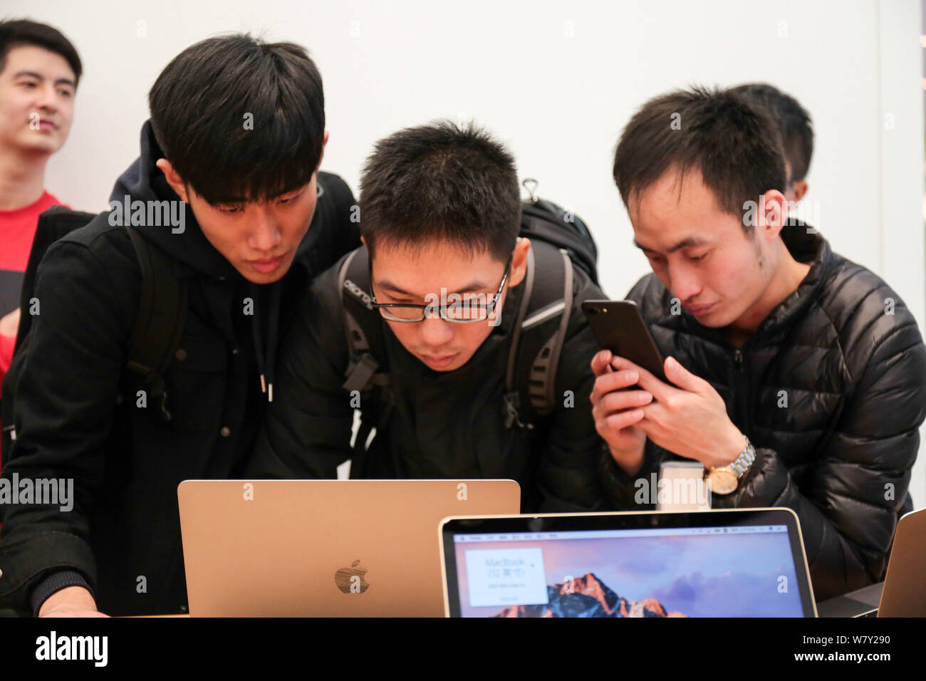 ---Fichier-clients chinois essayer un ordinateur Apple dans un Apple Store dans la ville de Guangzhou, province du Guangdong en Chine du Sud, 1 décembre 2016. L'Apple Banque D'Images