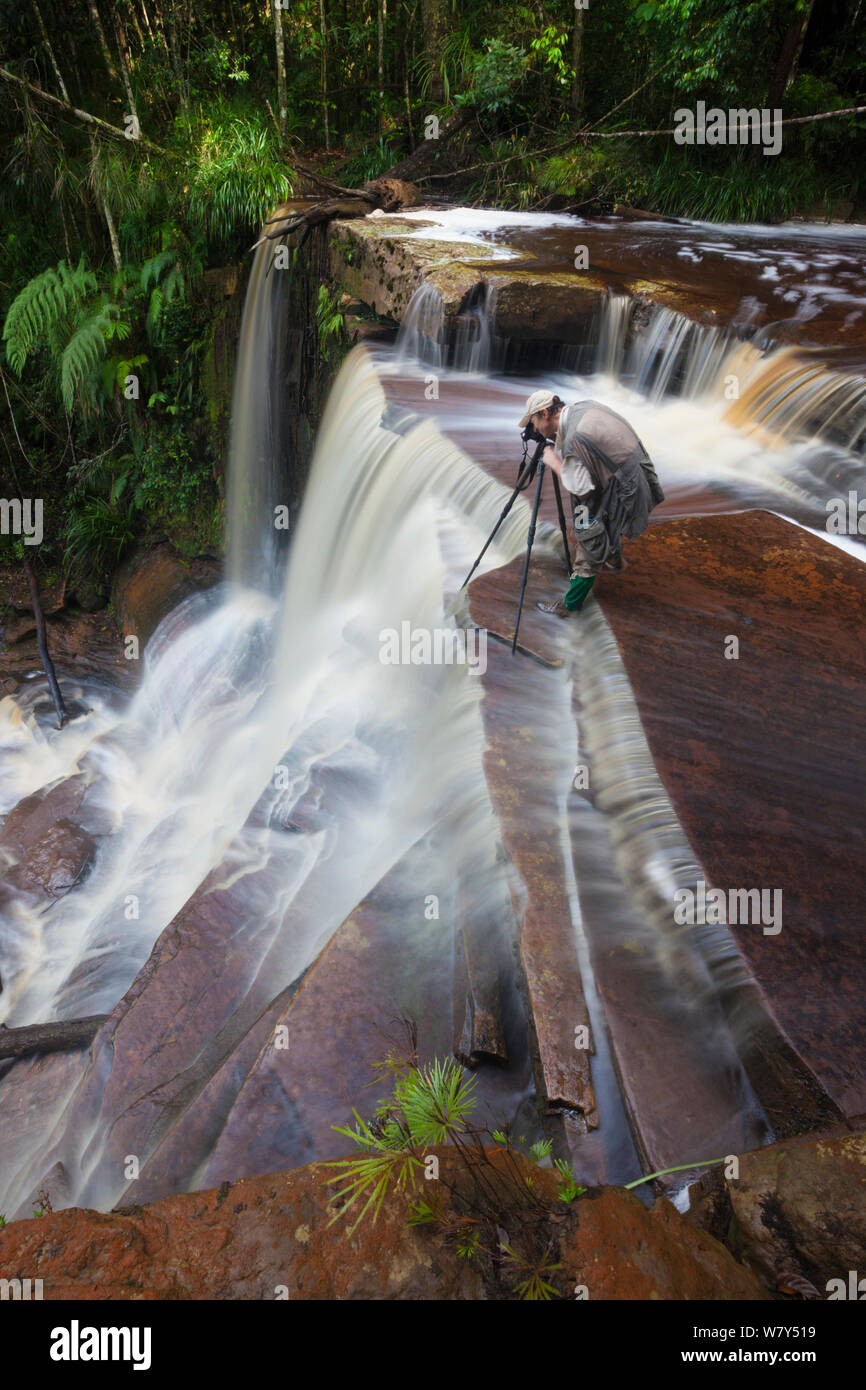 Photographe à Giluk Falls, bord du sud du plateau. Maliau Basin, Sabah, Bornéo, mai 2011. Banque D'Images