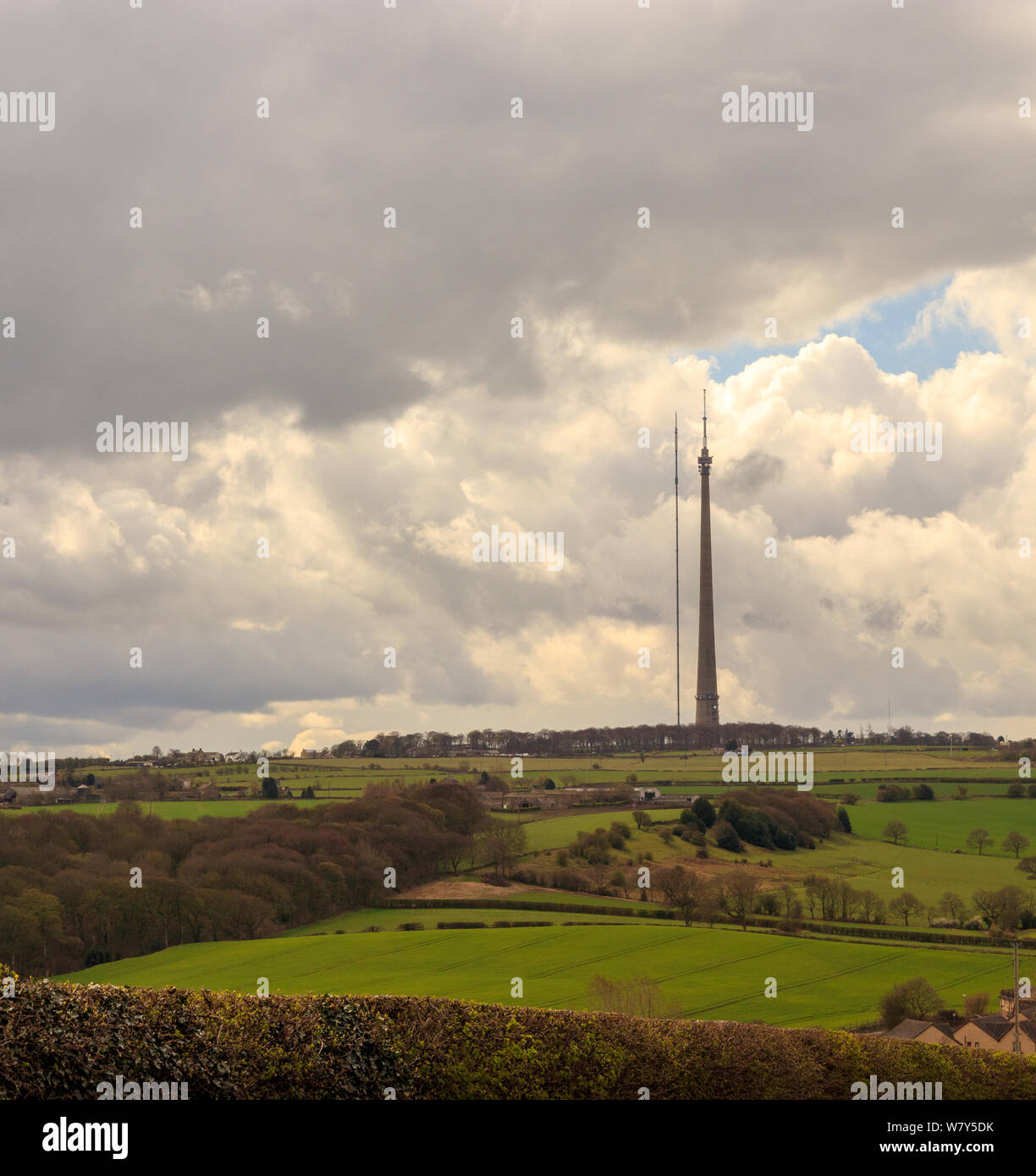 Voir d'Emley Moor mât de transmission de télévision et de sa tour temporaire au cours de travaux de rénovation Banque D'Images