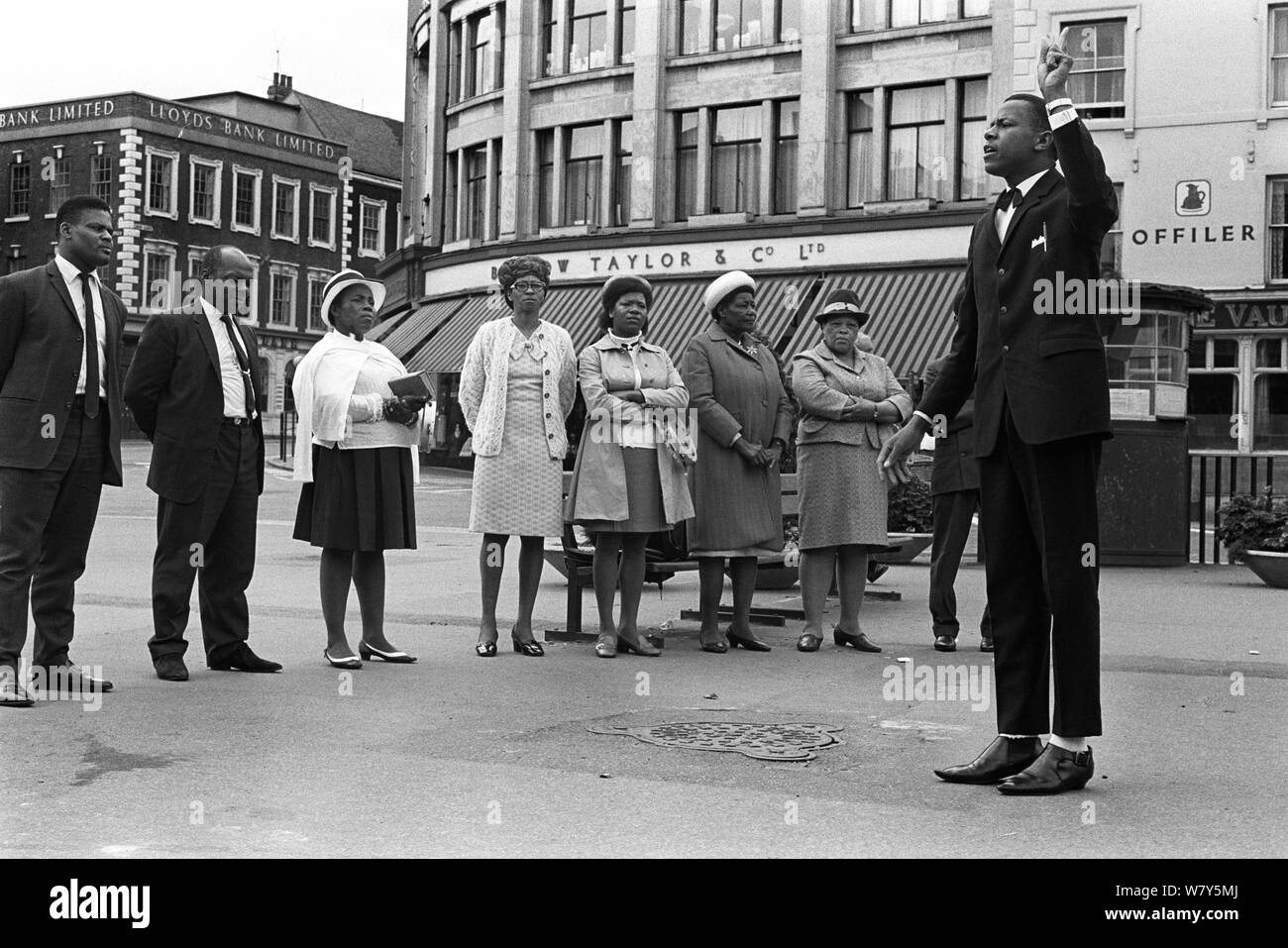 Prédicateurs de rue noirs britanniques afro-caribéens, évangélisant un groupe religieux. Communauté chrétienne des années 1970 dimanche après-midi Derby centre ville. 1970 DERBYSHIRE, ROYAUME-UNI HOMER SYKES Banque D'Images